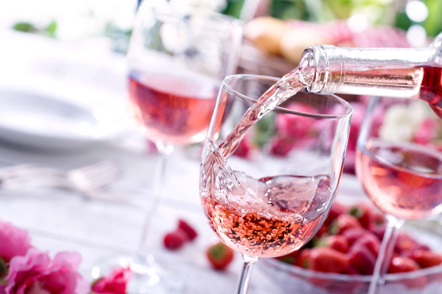 fruit mead wine being poured